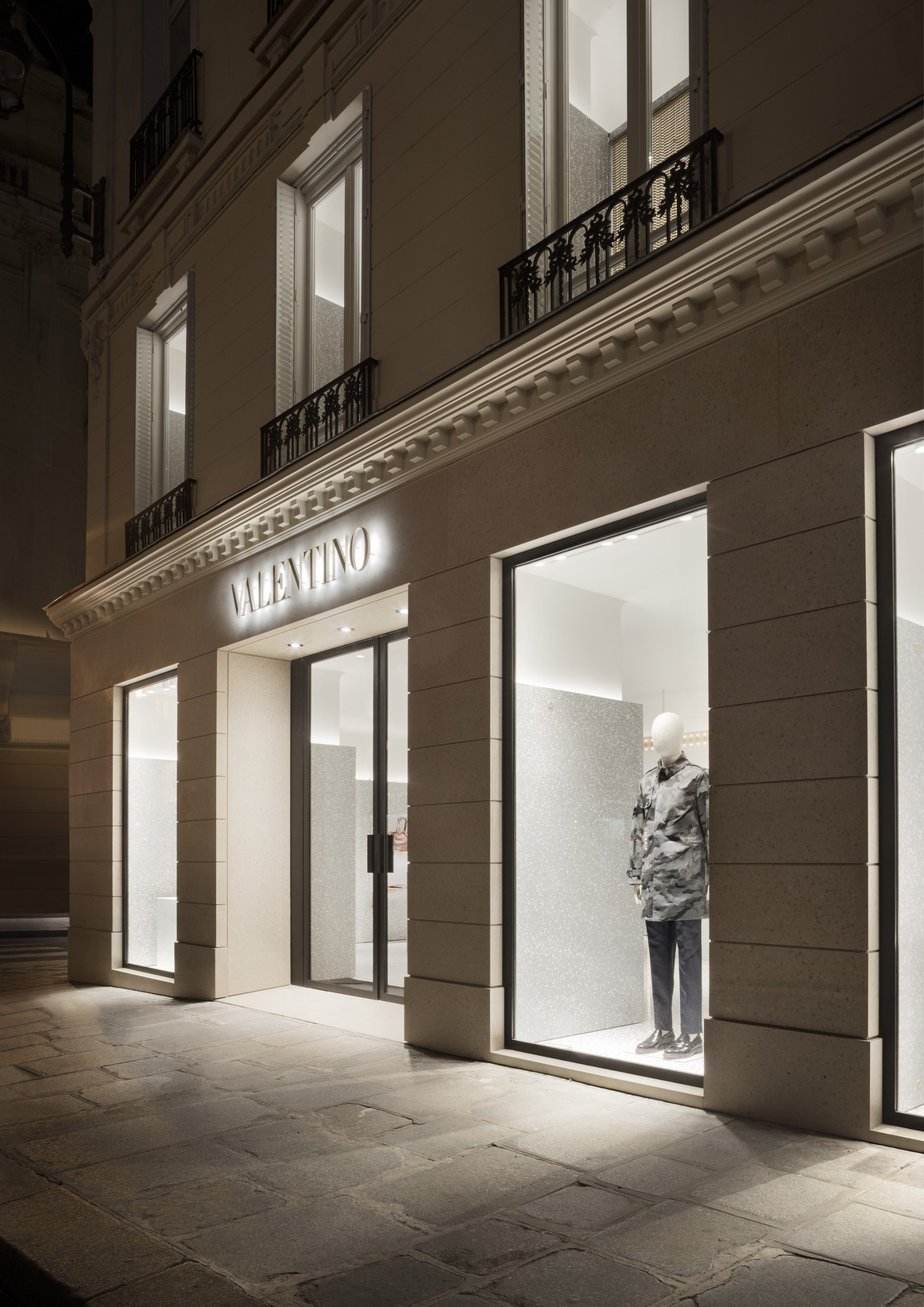 The Valentino Man store in Paris is characterised by spaces with a strong articulation of walls and partitions.