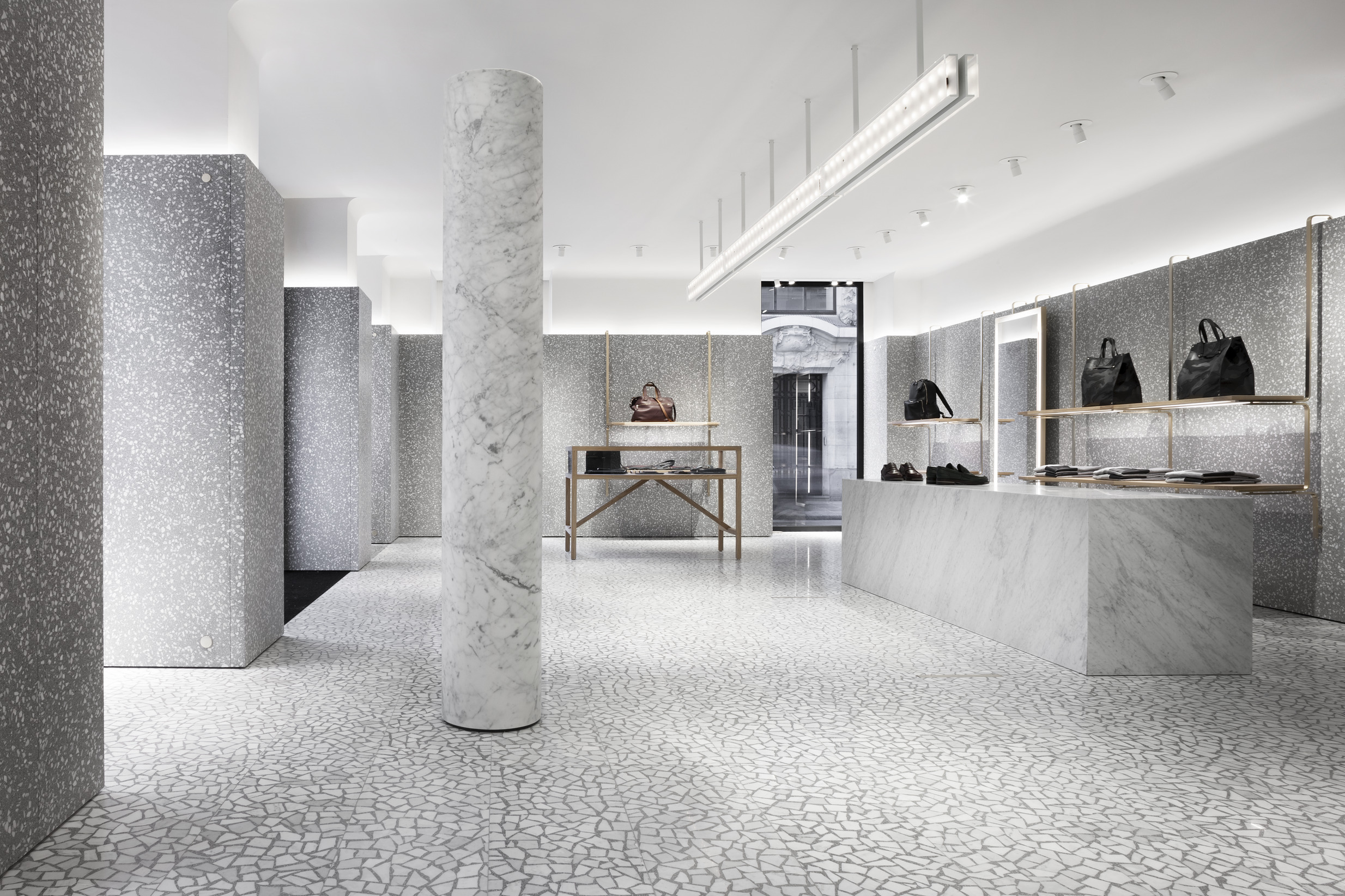 The Valentino Man store in Paris is characterised by spaces with a strong articulation of walls and partitions.