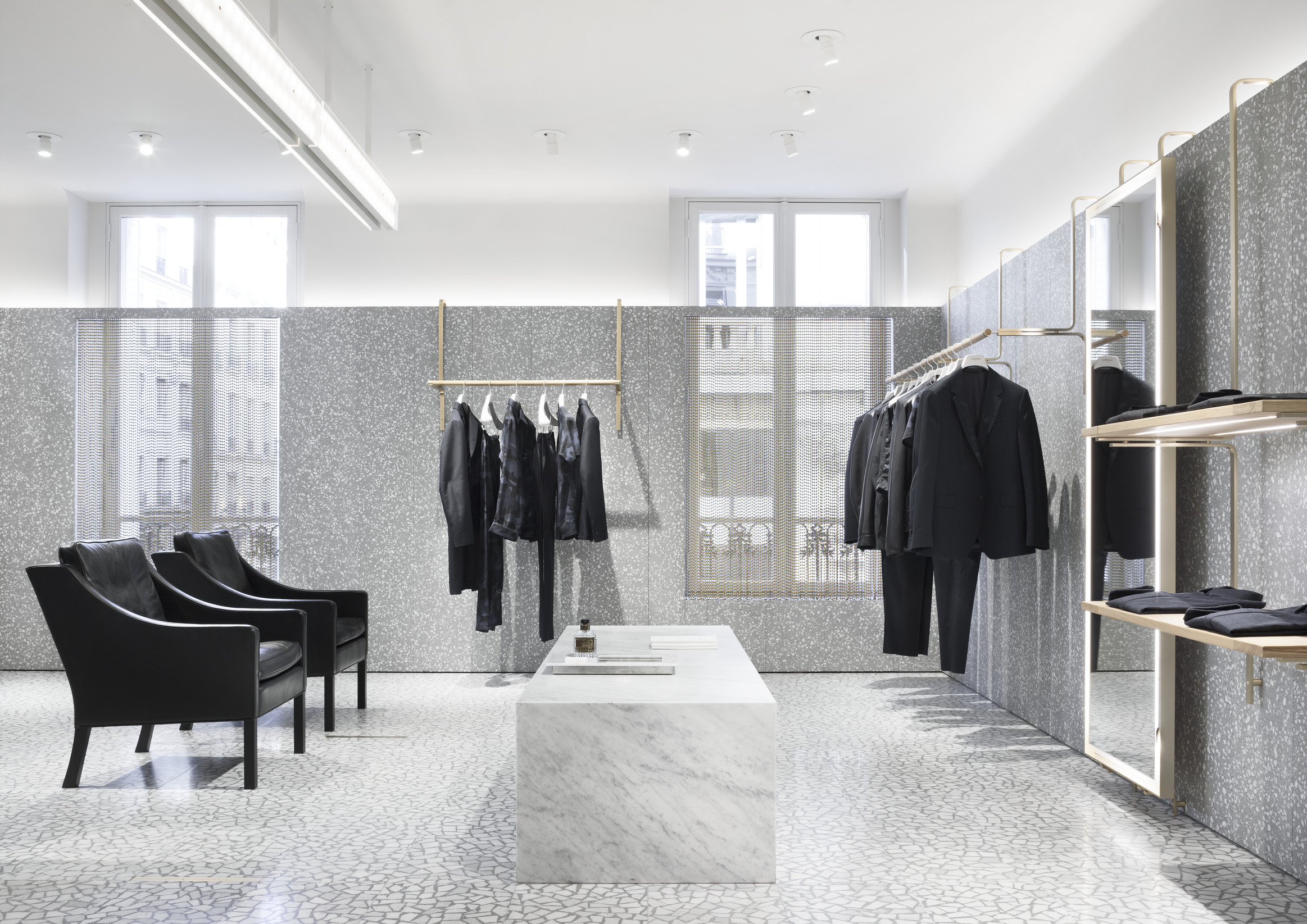 Located in Saint-Honoré in Paris, the Valentino Man store is characterised by spaces with a strong articulation of walls and partitions.