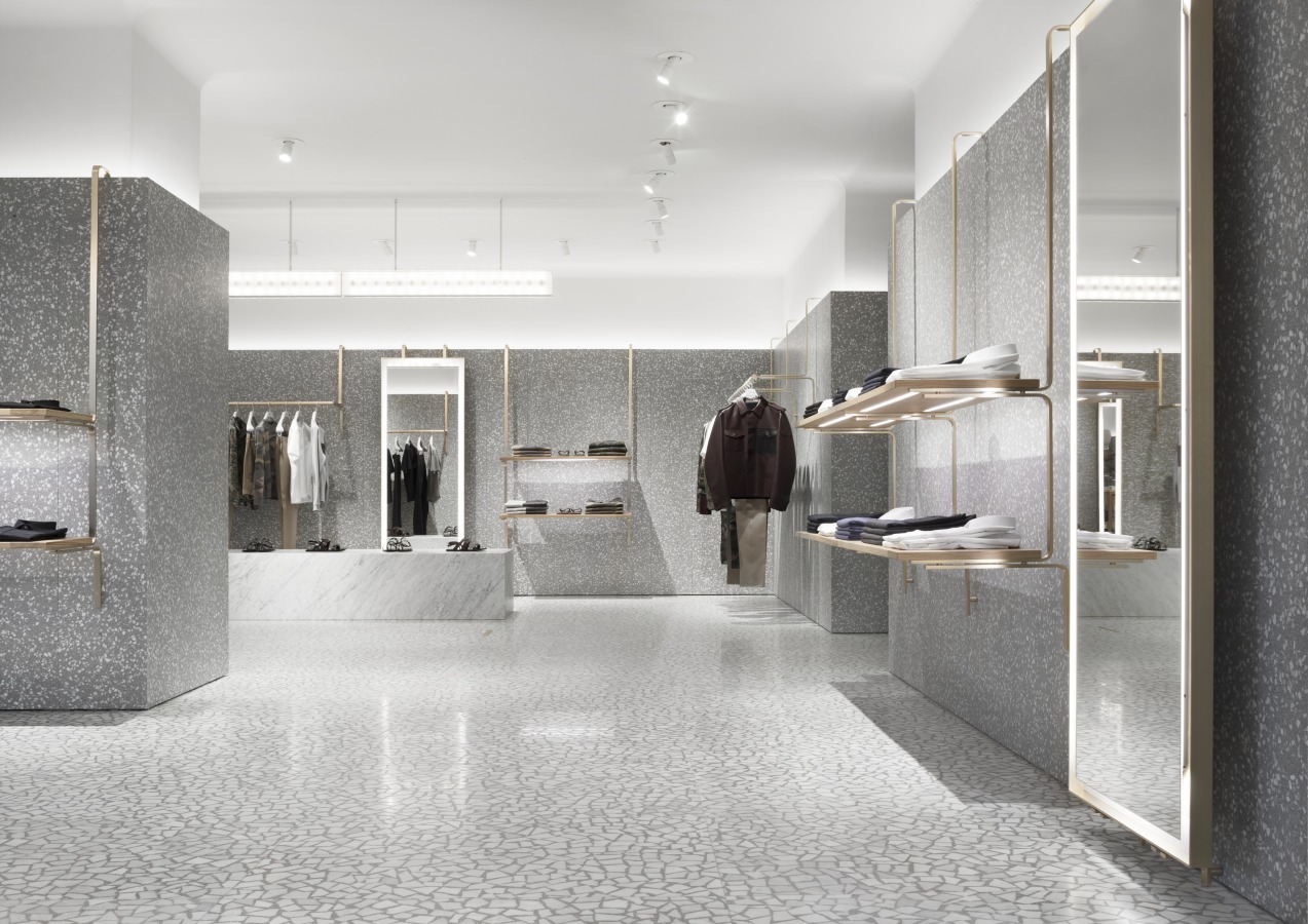 Located in Saint-Honoré in Paris, the Valentino Man store is characterised by spaces with a strong articulation of walls and partitions.