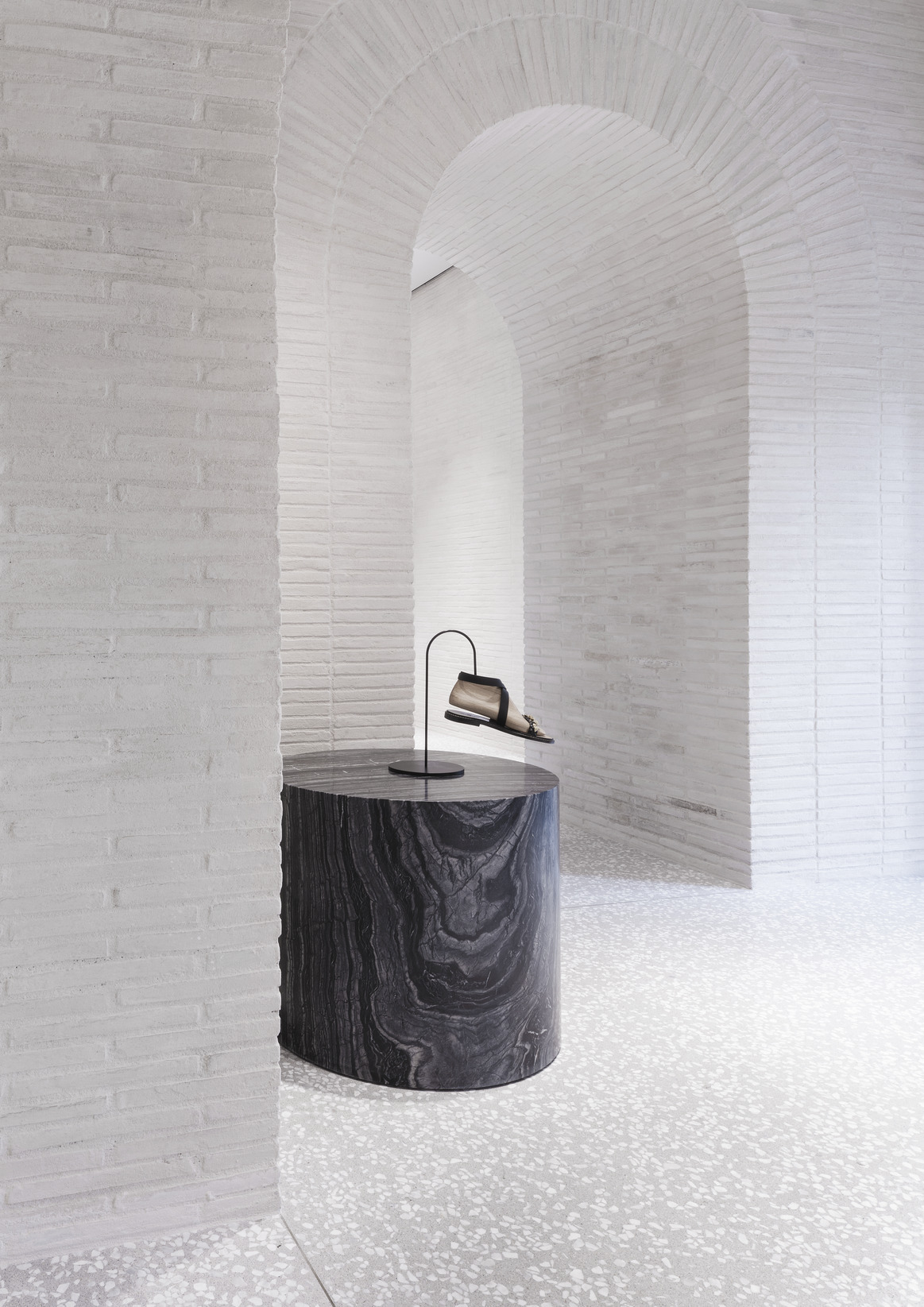 Valentino Flagship Store in Rome develops between Piazza di Spagna and Piazza Mignanelli. The first floor contains light, non-structural arches in polished white plaster to enhance the products.