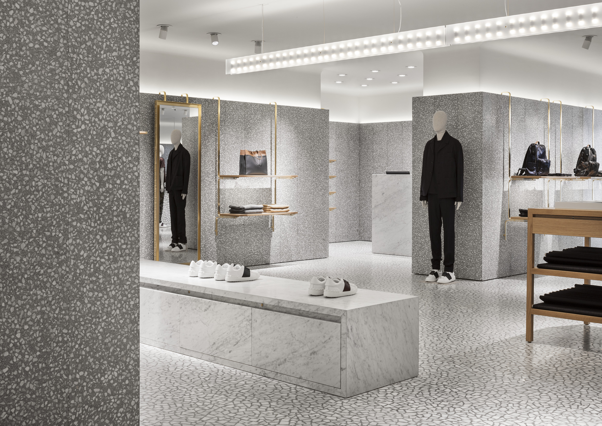 Valentino  1,100-square-metre flagship store in Fifth Avenue, New York, generates a palazzo-like atmosphere.