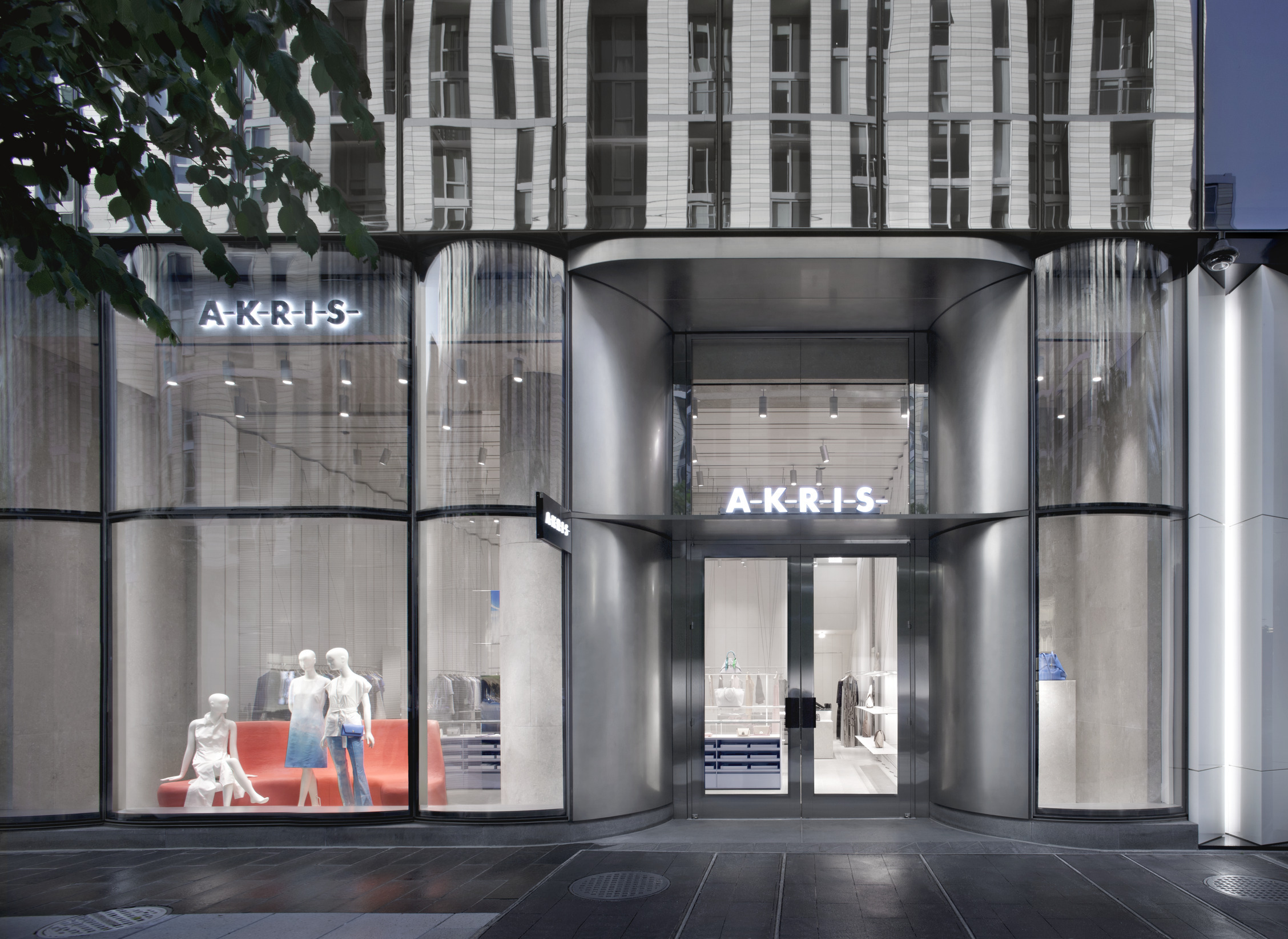 Akris boutique concept develops through a three-dimensional architecture and a light-weight display system.
